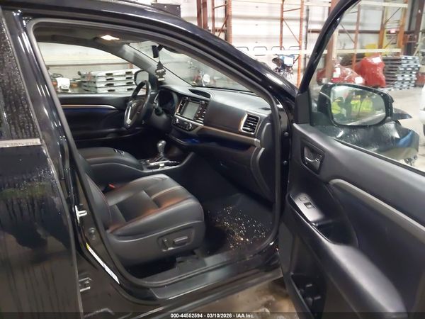 2019 TOYOTA HIGHLANDER SE