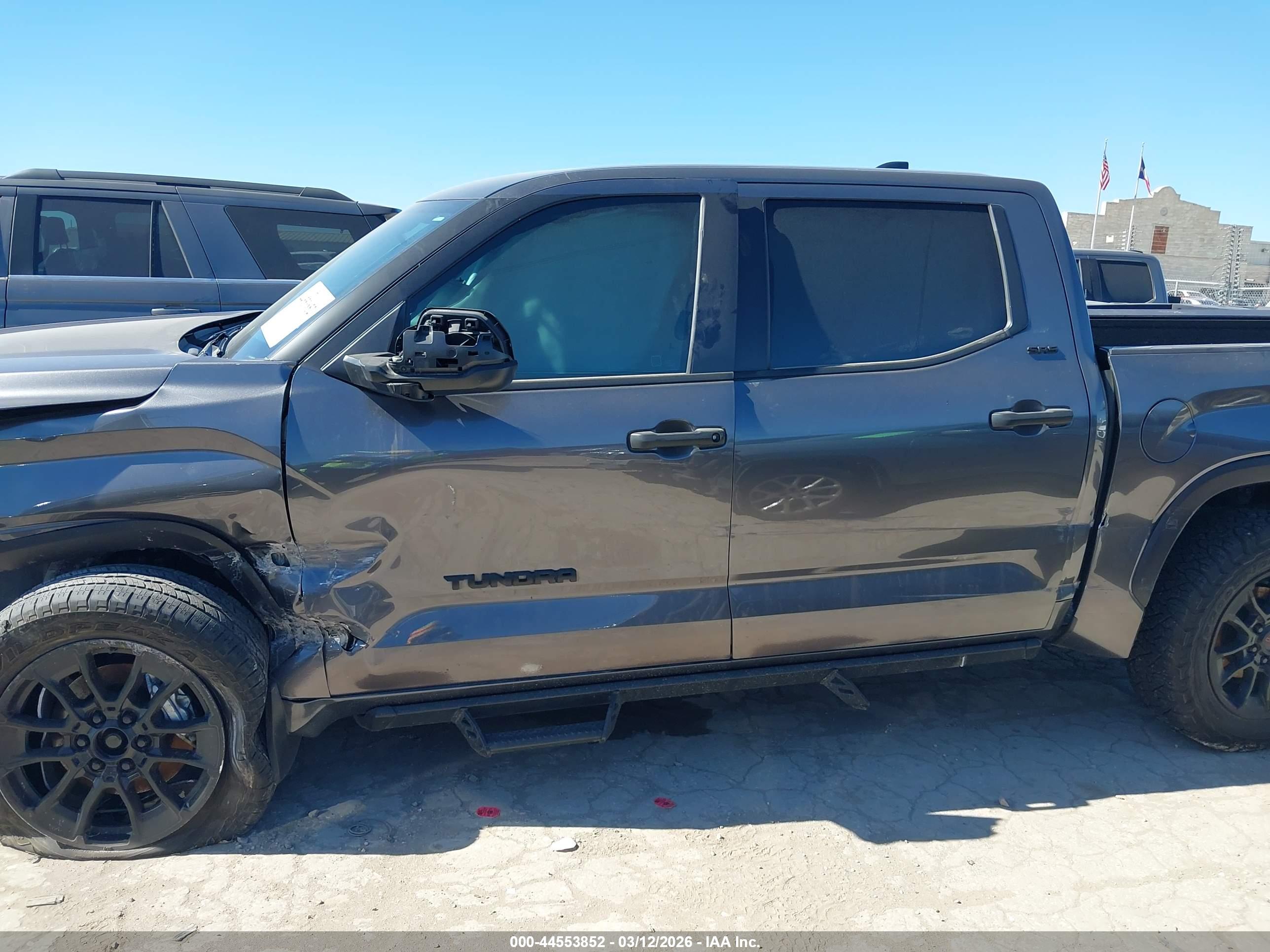 2025 TOYOTA TUNDRA SR5