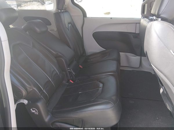 2020 CHRYSLER PACIFICA TOURING L — I8