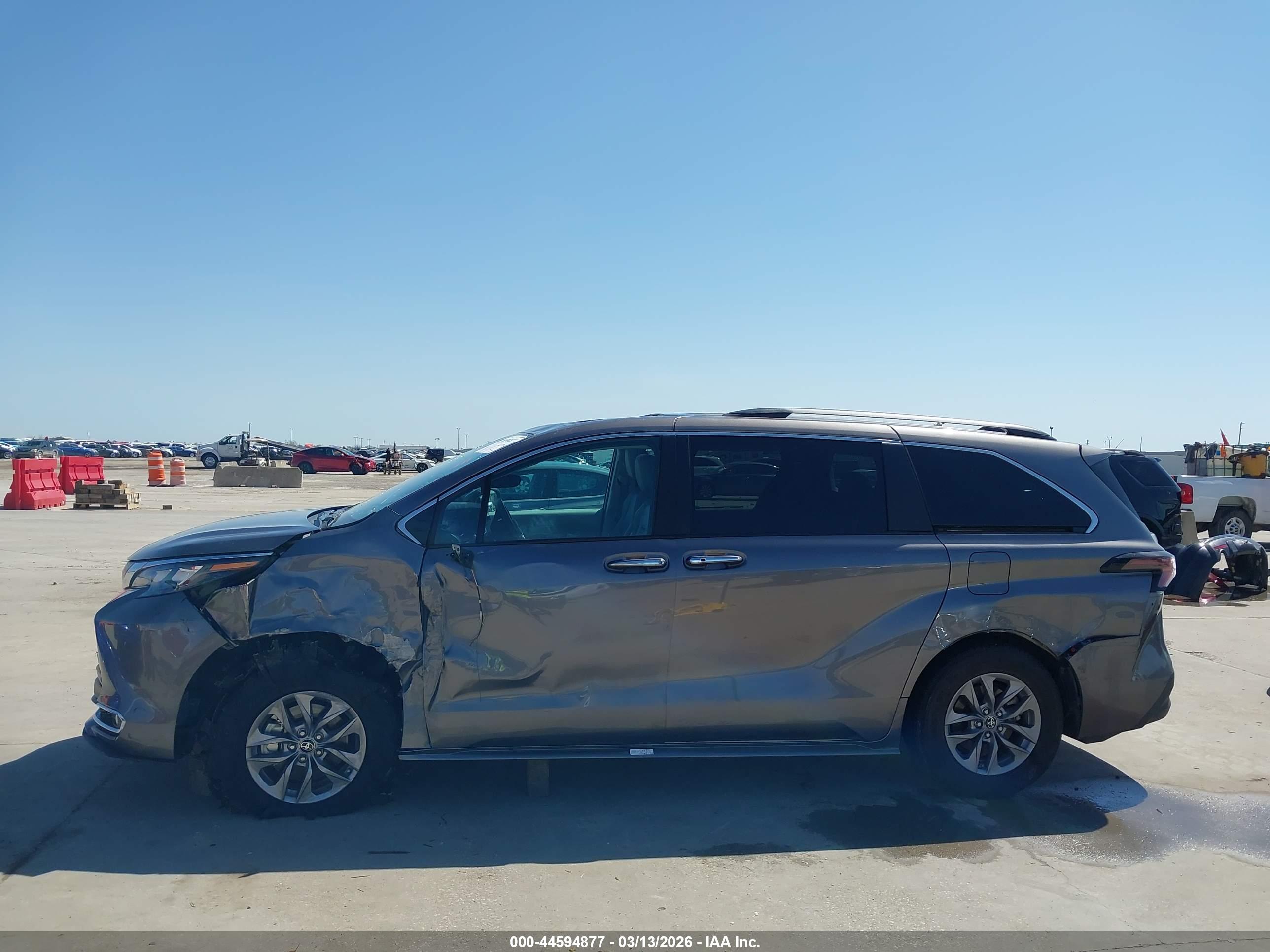 2024 TOYOTA SIENNA XLE