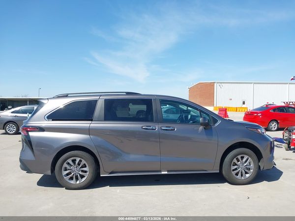 2024 TOYOTA SIENNA XLE