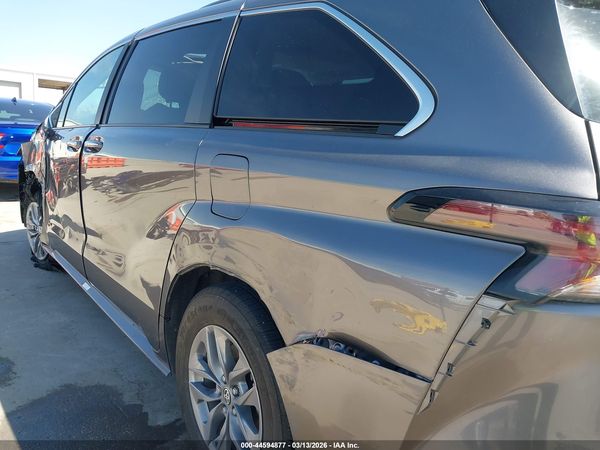 2024 TOYOTA SIENNA XLE