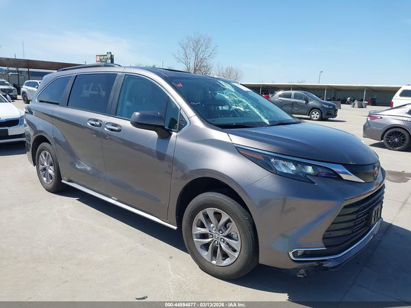 2024 TOYOTA SIENNA XLE