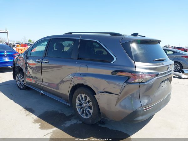 2024 TOYOTA SIENNA XLE