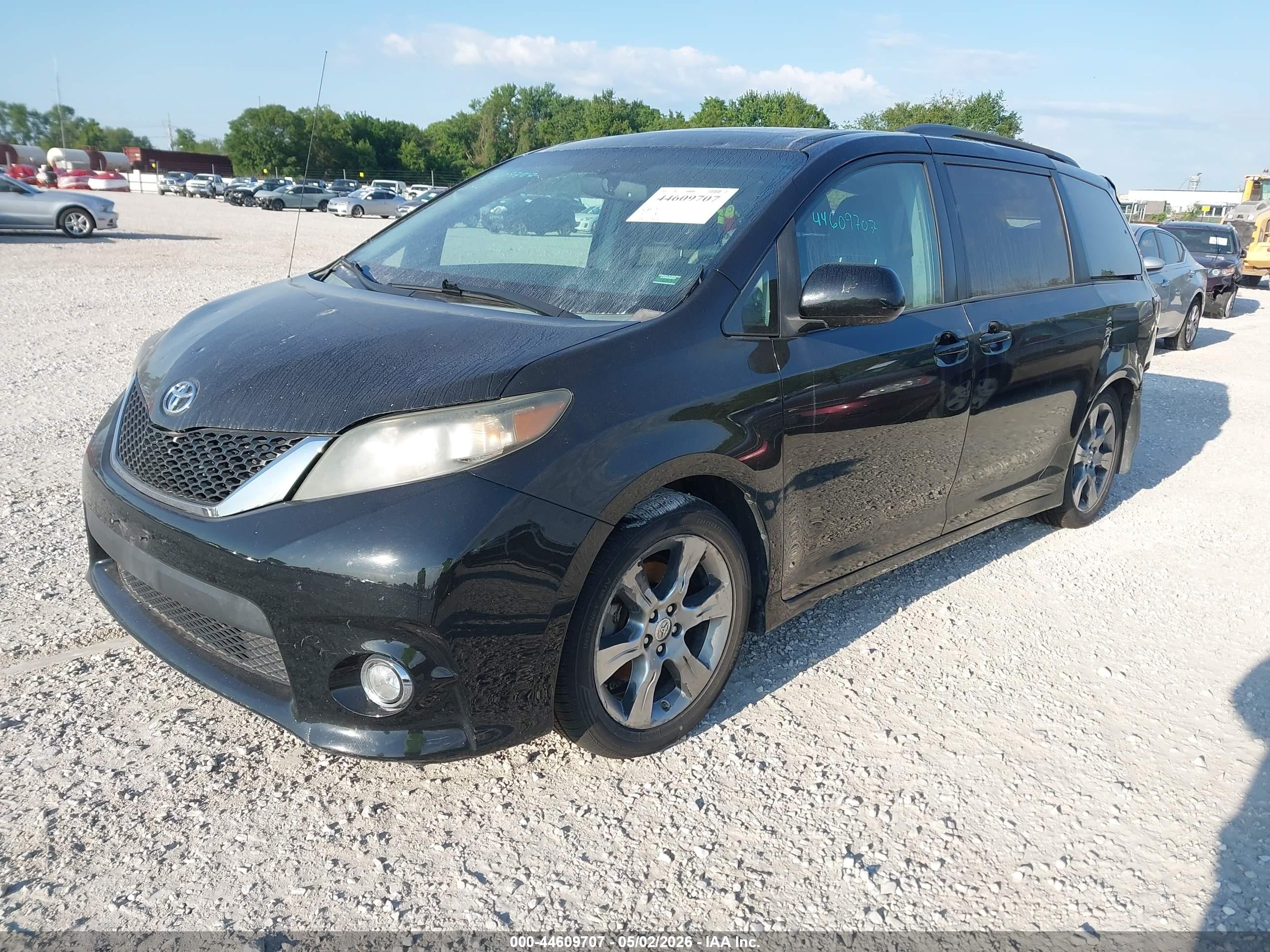 2012 TOYOTA SIENNA SE 8 PASSENGER — I2
