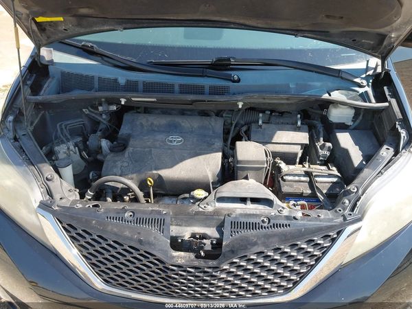 2012 TOYOTA SIENNA SE 8 PASSENGER — I10