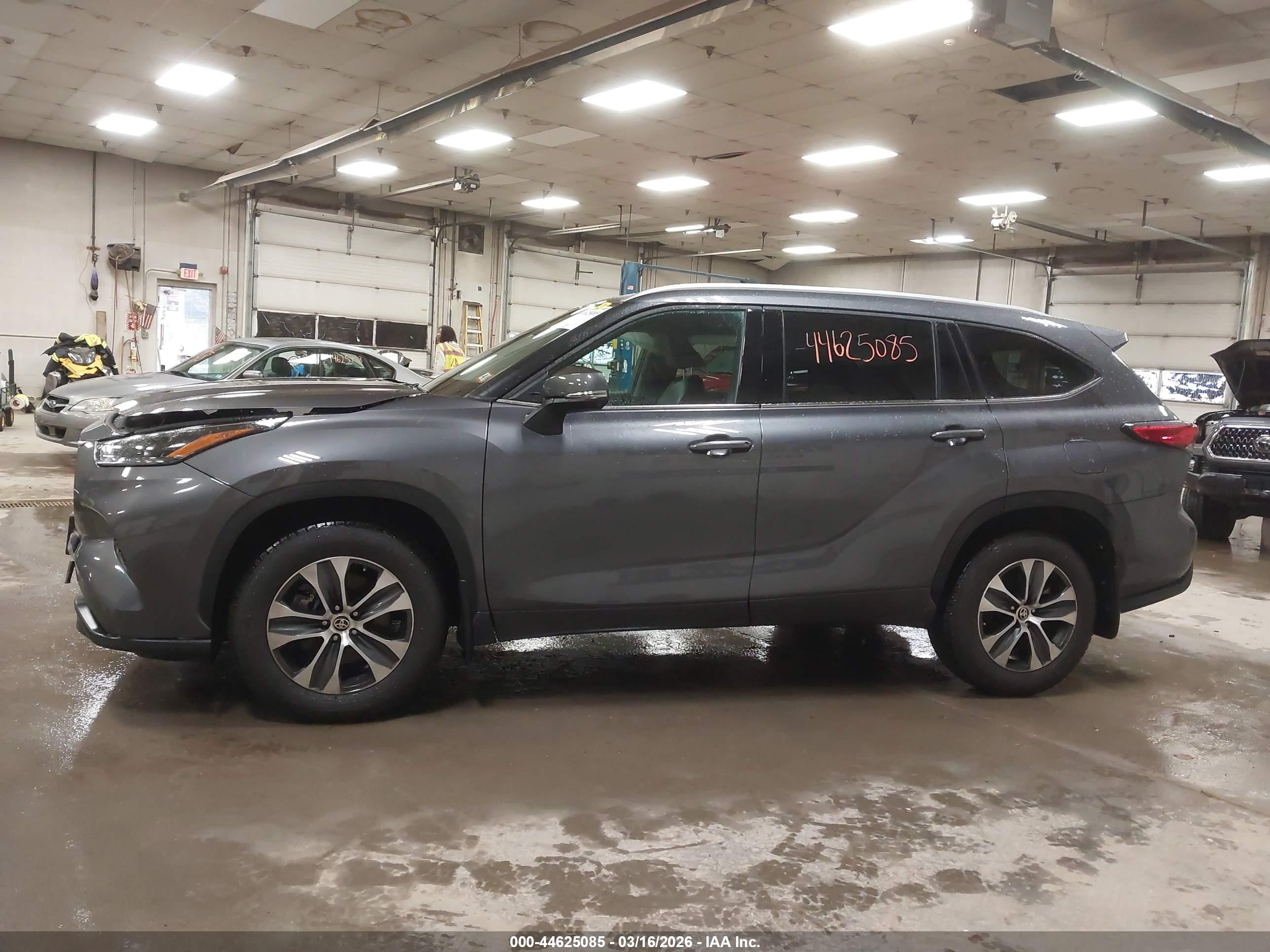 2022 TOYOTA HIGHLANDER XLE