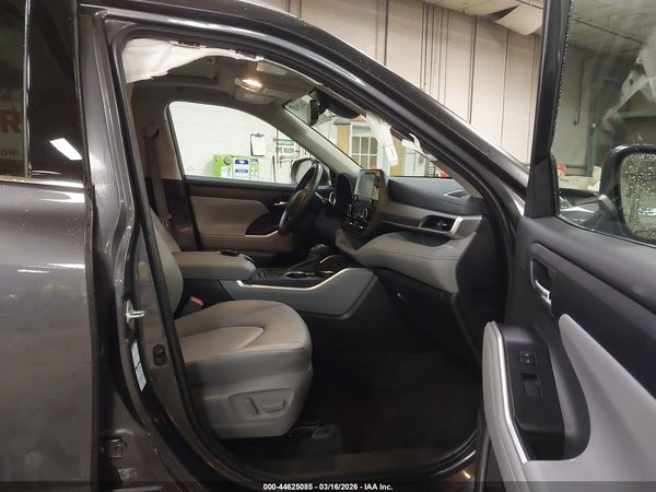 2022 TOYOTA HIGHLANDER XLE