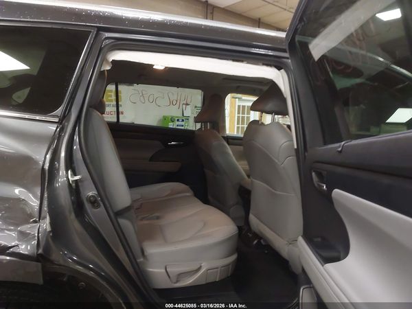 2022 TOYOTA HIGHLANDER XLE