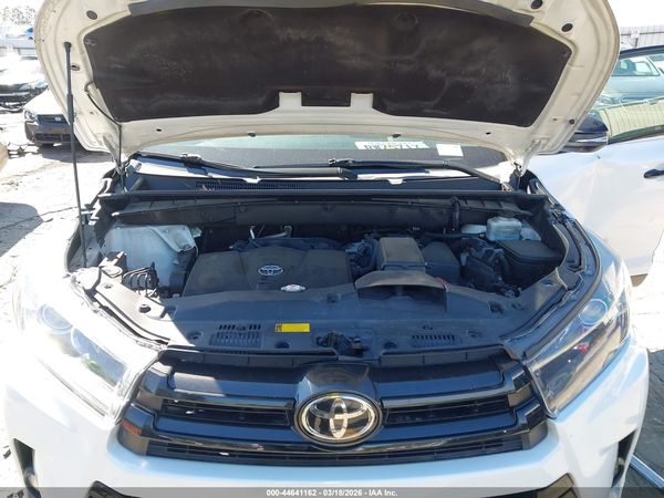 2019 TOYOTA HIGHLANDER SE