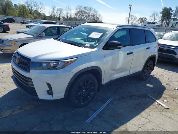 2019 TOYOTA HIGHLANDER SE