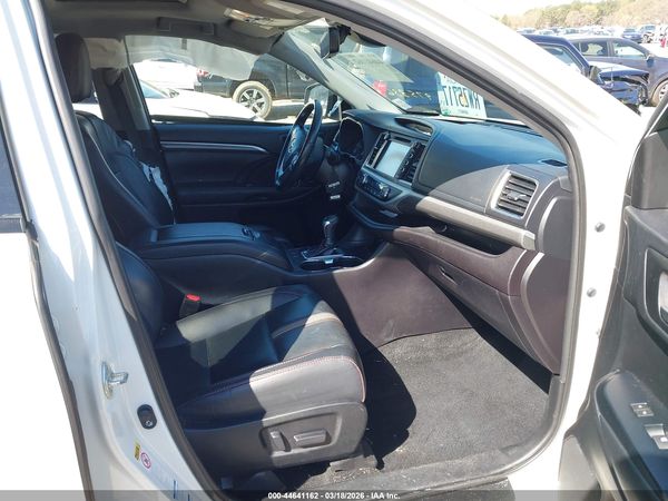 2019 TOYOTA HIGHLANDER SE