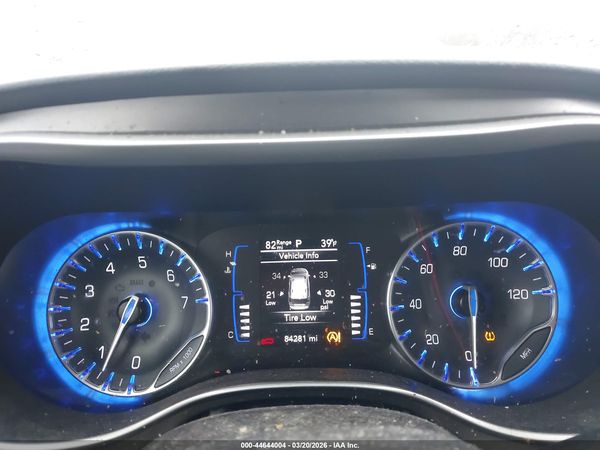 2020 CHRYSLER PACIFICA TOURING L — I7
