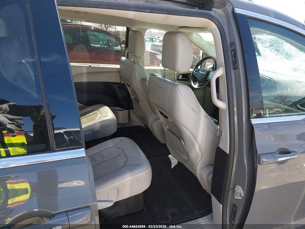 2021 CHRYSLER PACIFICA TOURING L — I8