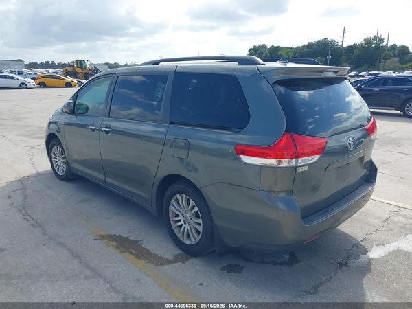 2014 TOYOTA SIENNA XLE V6 8 PASSENGER — I3