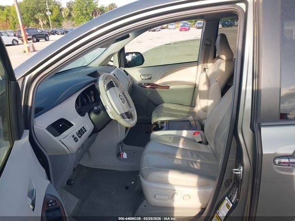 2014 TOYOTA SIENNA XLE V6 8 PASSENGER — I5