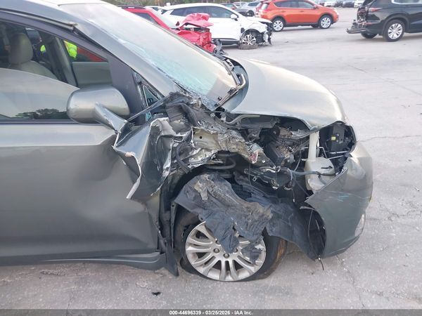 2014 TOYOTA SIENNA XLE V6 8 PASSENGER — I6