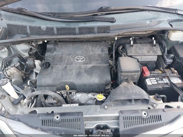 2014 TOYOTA SIENNA XLE V6 8 PASSENGER — I10