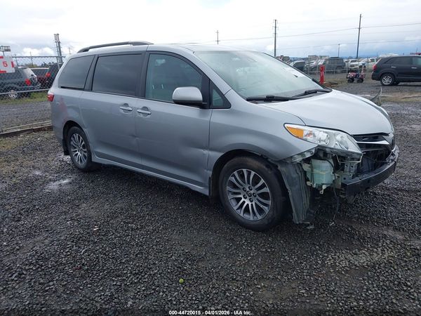 2018 TOYOTA SIENNA XLE PREMIUM 8 PASSENGER — I1
