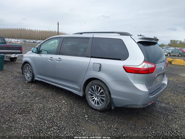 2018 TOYOTA SIENNA XLE PREMIUM 8 PASSENGER — I3