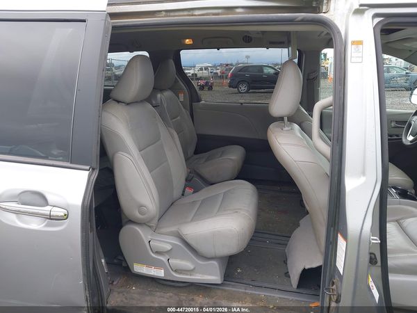 2018 TOYOTA SIENNA XLE PREMIUM 8 PASSENGER — I8