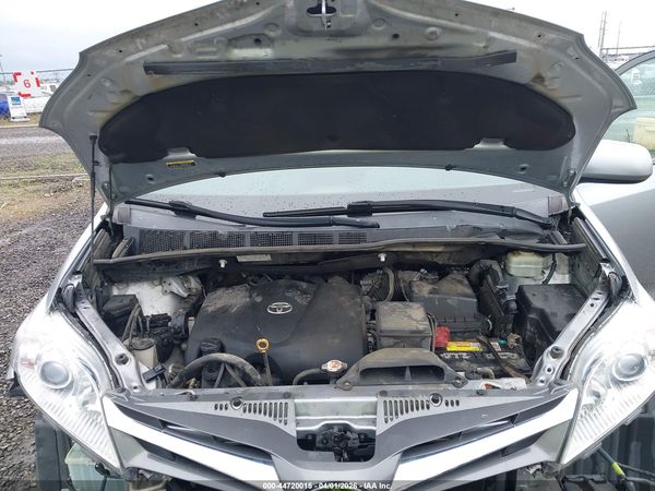 2018 TOYOTA SIENNA XLE PREMIUM 8 PASSENGER — I10