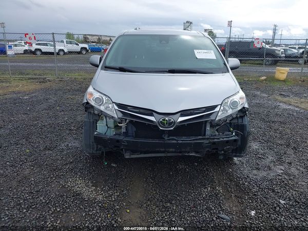 2018 TOYOTA SIENNA XLE PREMIUM 8 PASSENGER — I115