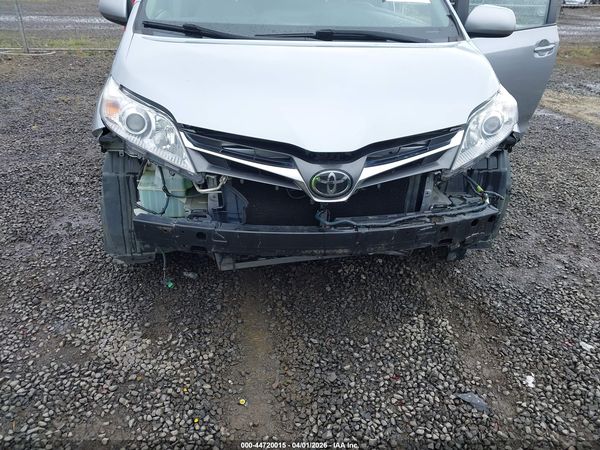 2018 TOYOTA SIENNA XLE PREMIUM 8 PASSENGER — I152