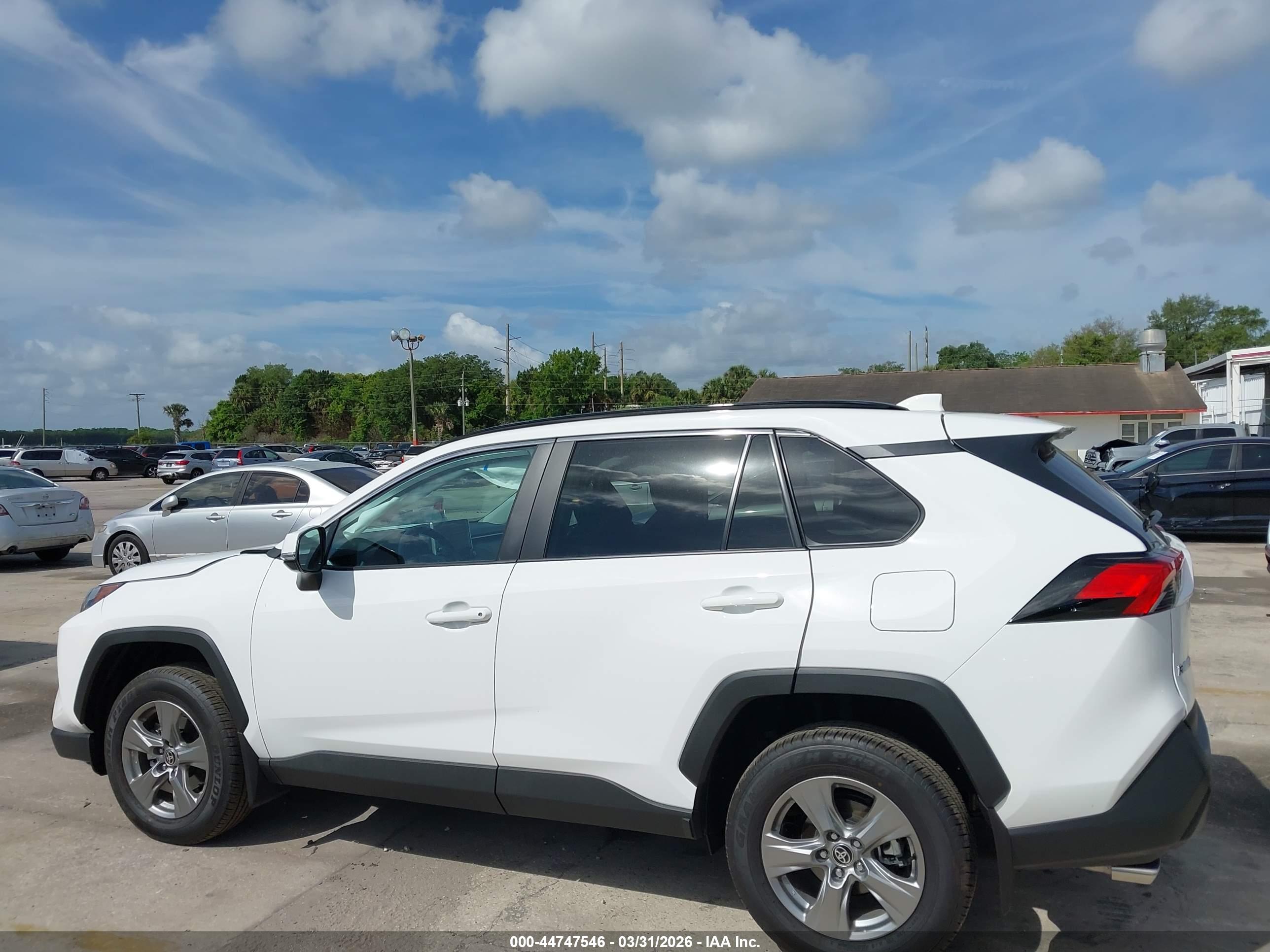 2025 TOYOTA RAV4 XLE