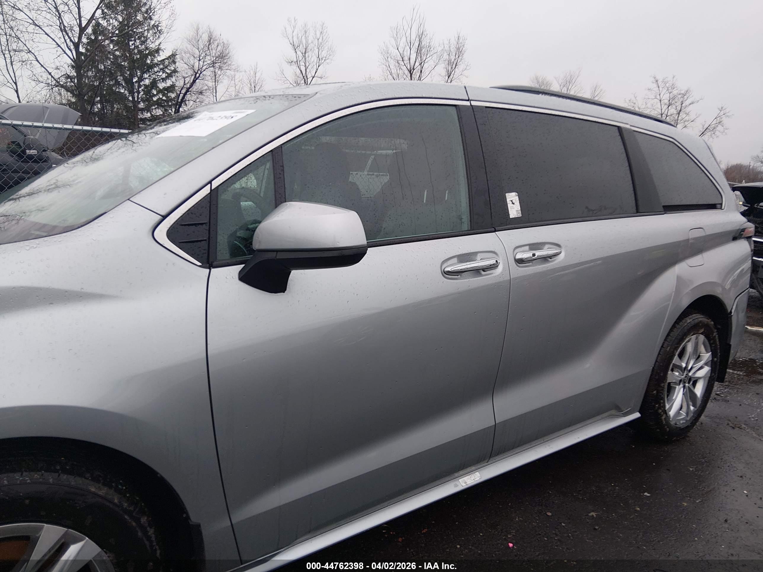 2025 TOYOTA SIENNA XLE