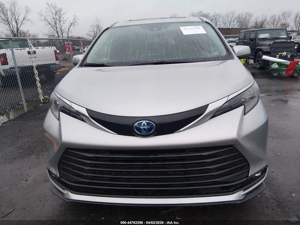 2025 TOYOTA SIENNA XLE
