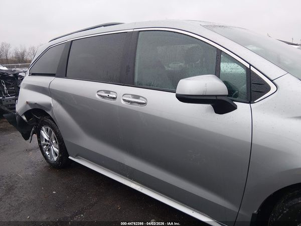 2025 TOYOTA SIENNA XLE