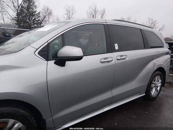 2025 TOYOTA SIENNA XLE