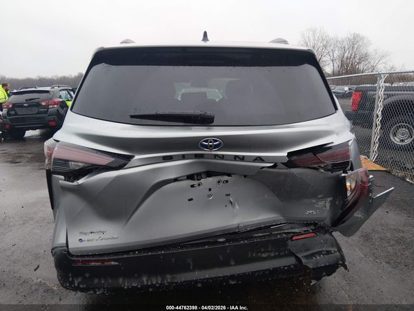 2025 TOYOTA SIENNA XLE