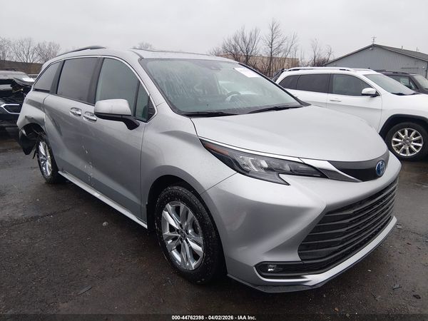 2025 TOYOTA SIENNA XLE