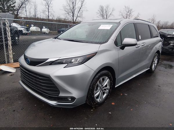 2025 TOYOTA SIENNA XLE