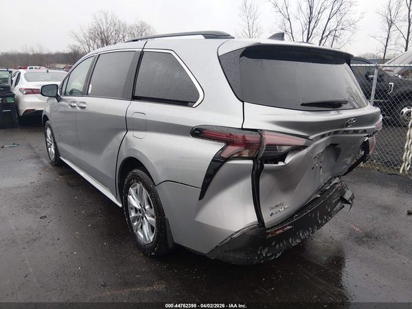 2025 TOYOTA SIENNA XLE