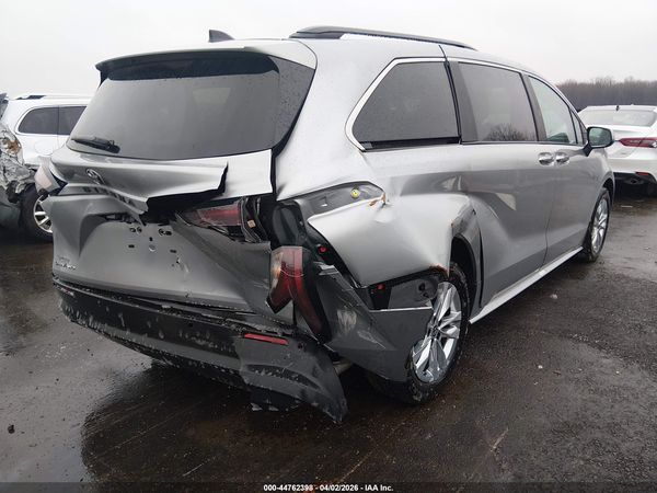 2025 TOYOTA SIENNA XLE