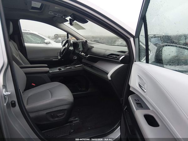 2025 TOYOTA SIENNA XLE