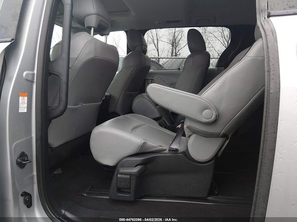 2025 TOYOTA SIENNA XLE