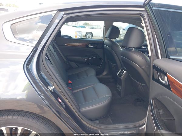 2018 KIA CADENZA PREMIUM