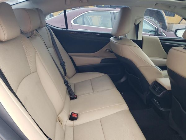 2019 LEXUS ES