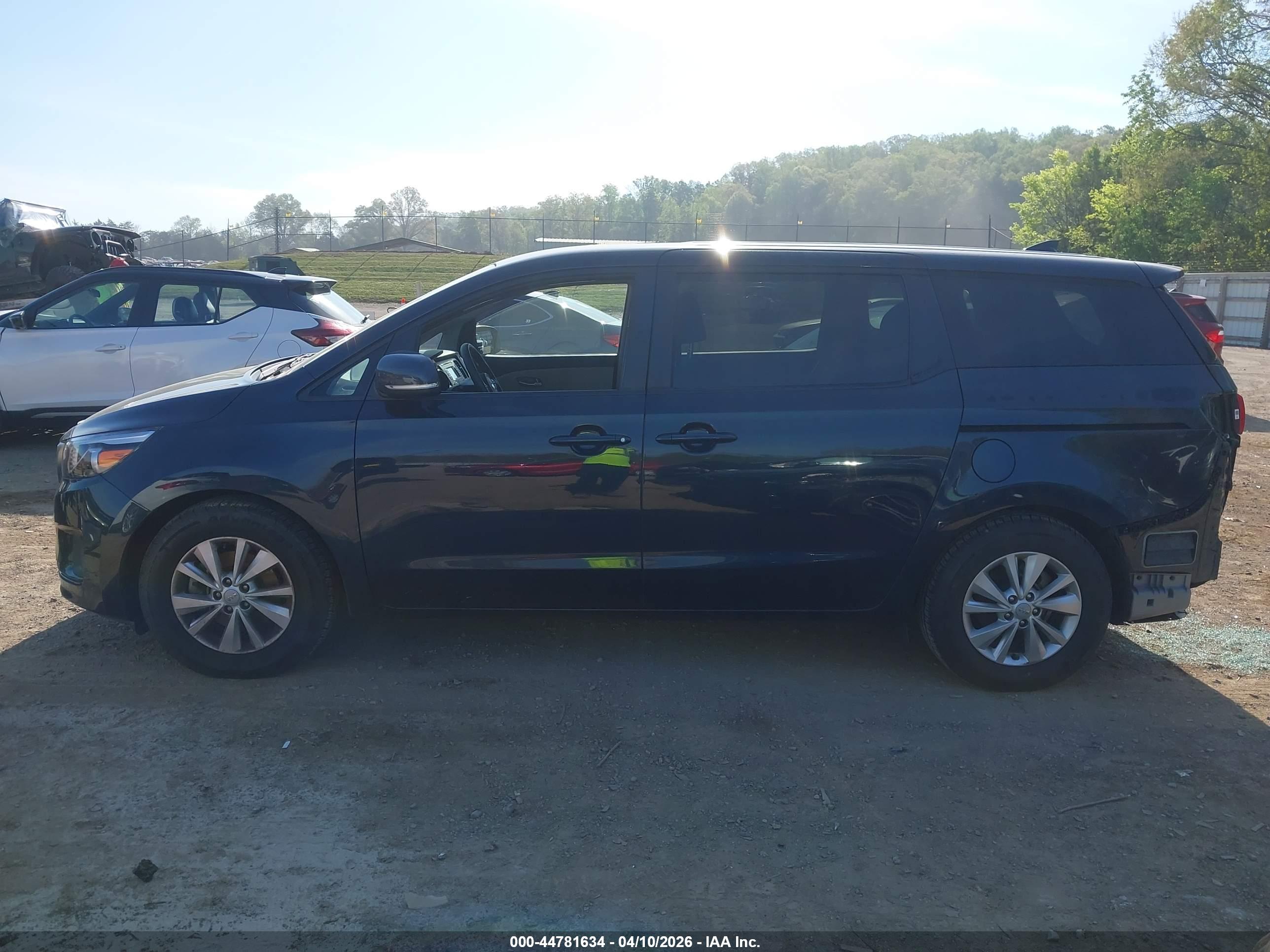 2017 KIA SEDONA LX