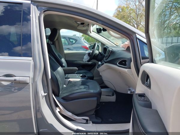 2022 CHRYSLER PACIFICA TOURING L — I5