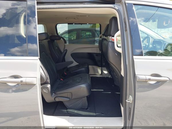 2022 CHRYSLER PACIFICA TOURING L — I8