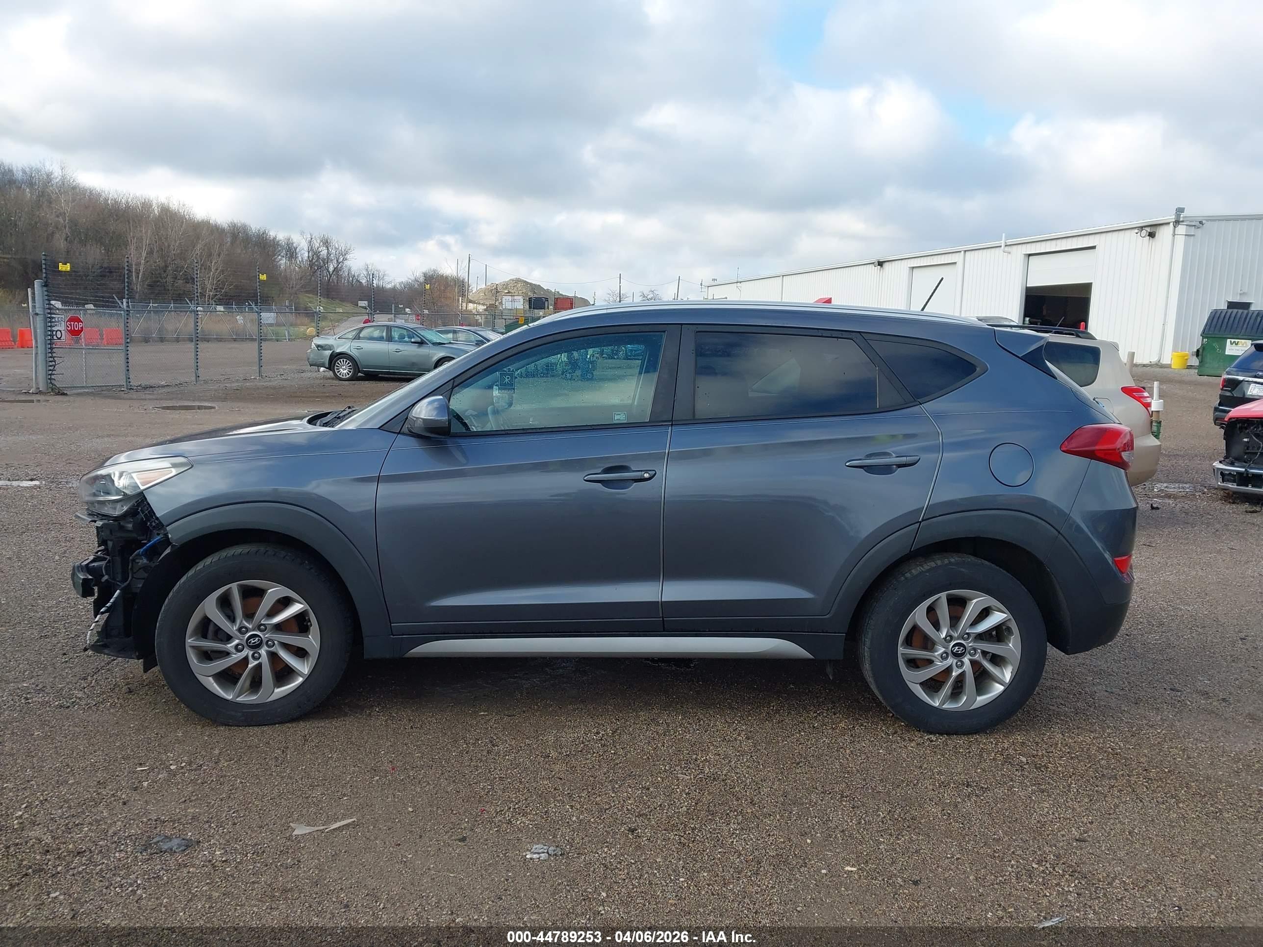 2017 HYUNDAI TUCSON SE