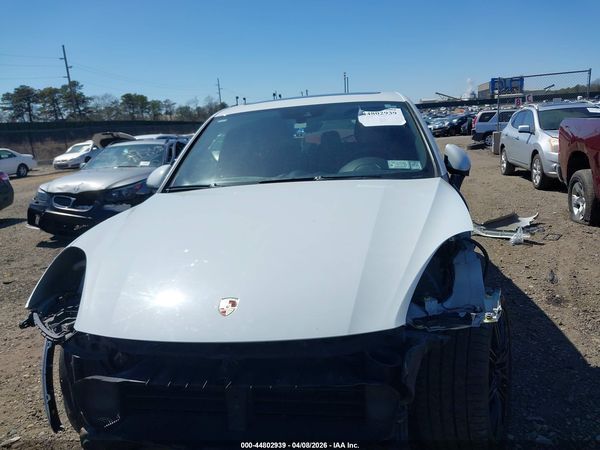 2016 PORSCHE CAYENNE