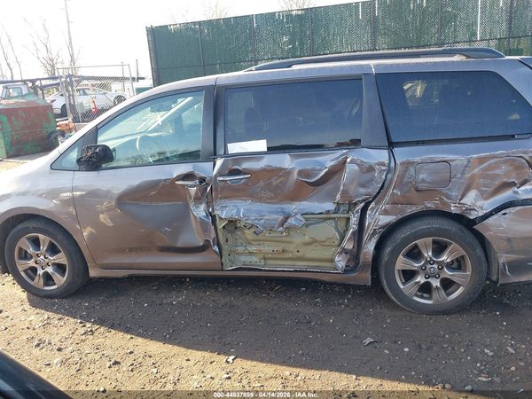 2019 TOYOTA SIENNA SE 7 PASSENGER — I117