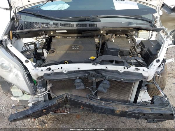 2015 TOYOTA SIENNA LE 8 PASSENGER