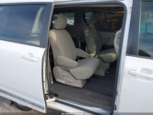 2015 TOYOTA SIENNA LE 8 PASSENGER